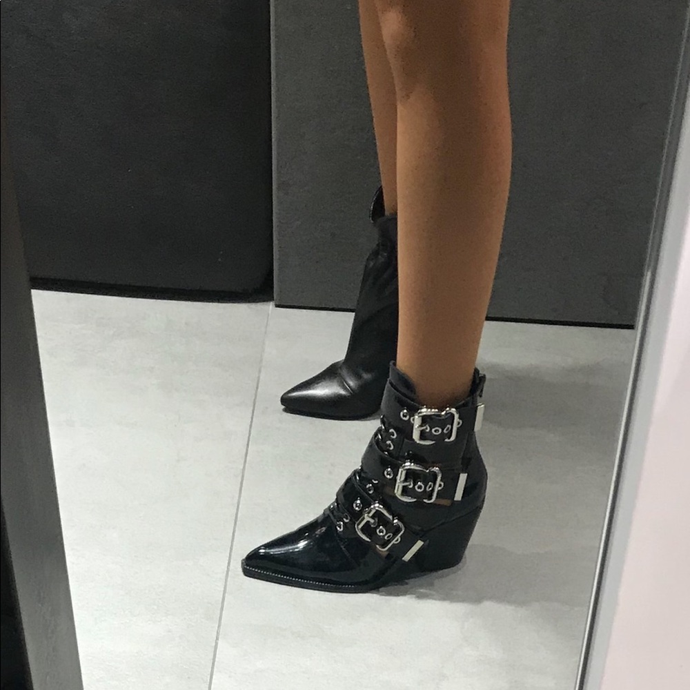 B2 beautiful cut out ankle boots 10